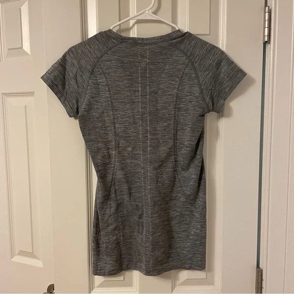 Swiftly Tech Short-Sleeve Shirt 2.0 Hip Length - Picture 2 of 3